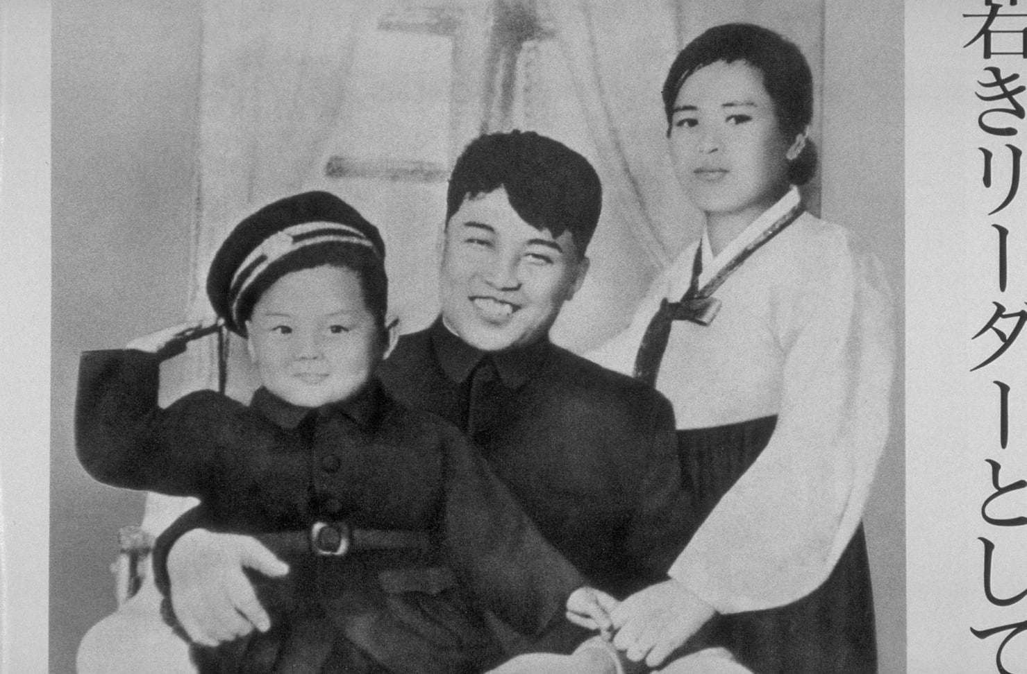 El fundador del régimen comunista, Kim Il-sung, con su primera esposa Kim Jong-suk y su sucesor Kim Jong-il, hacia 1944.