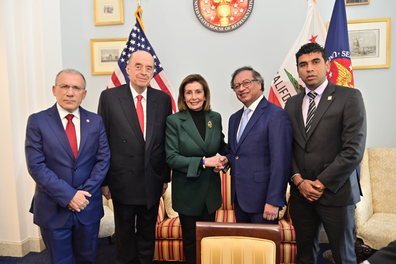 Al encuentro del presidente Gustavo Petro con Nancy Pelosi asistieron el ministro de Relaciones Exteriores, Álvaro Leyva, el presidente del Senado, Roy Barreras, y el de la Cámara de Representantes, David Racero.
