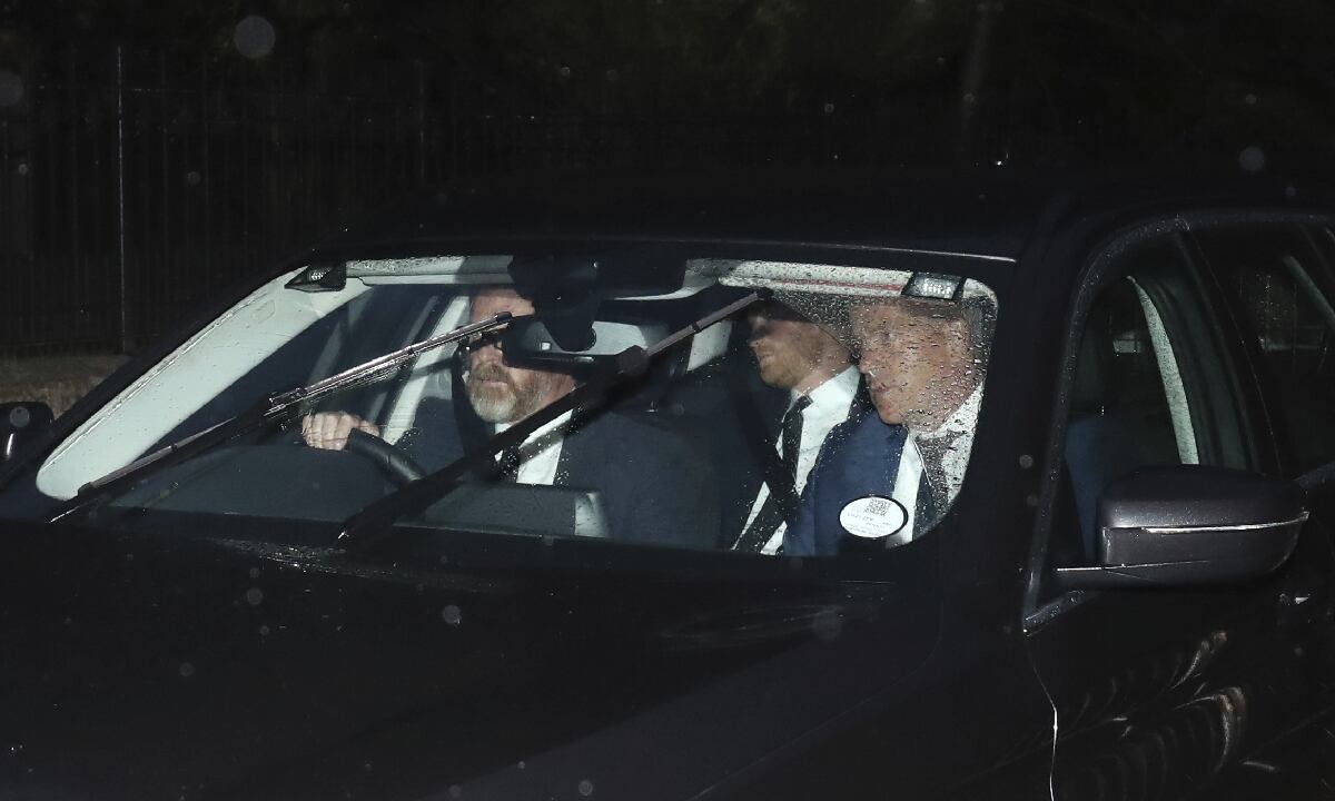 Elk príncipe Harry llegó una después del anuncio de la muerte de su abuela a Balmoral.