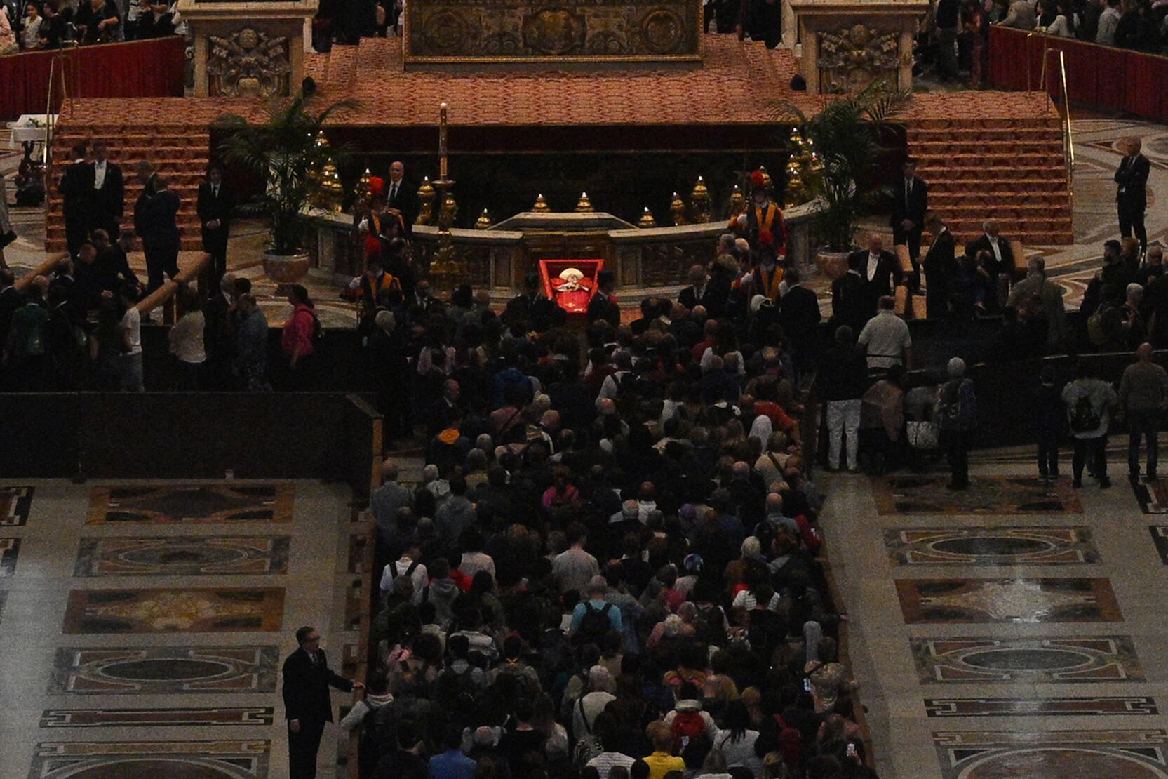 Cerca de 130.000 personas han llegado hasta la basílica de San Pedro del Vaticano para dar su último adiós al máximo jerarca de la Iglesia Católica.