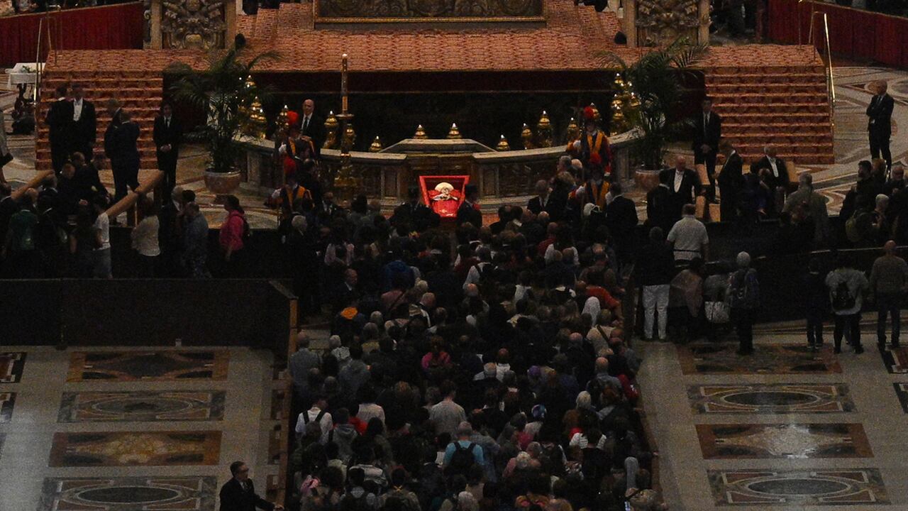 Cientos de miles de personas llegaron hasta la basílica de San Pedro del Vaticano para dar su último adiós al máximo jerarca de la Iglesia católica.