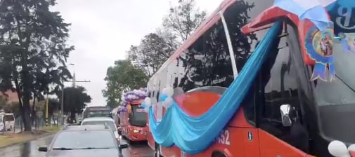 Caravana de buses de flota La Macarena salió a las calles en homenaje a la virgen del Carmen.