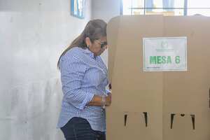 Rafaela Cortés ejerciendo el derecho al voto en los comicios regionales.
