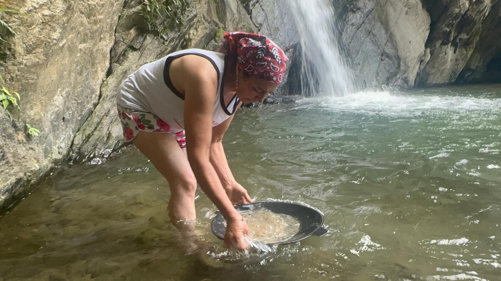 Rudy Estela Posada, una guardiana del agua en Toledo (Antioquia) y coordinadora de la Asociación de Mujeres Defensoras del Agua y la Vida (AMARU).