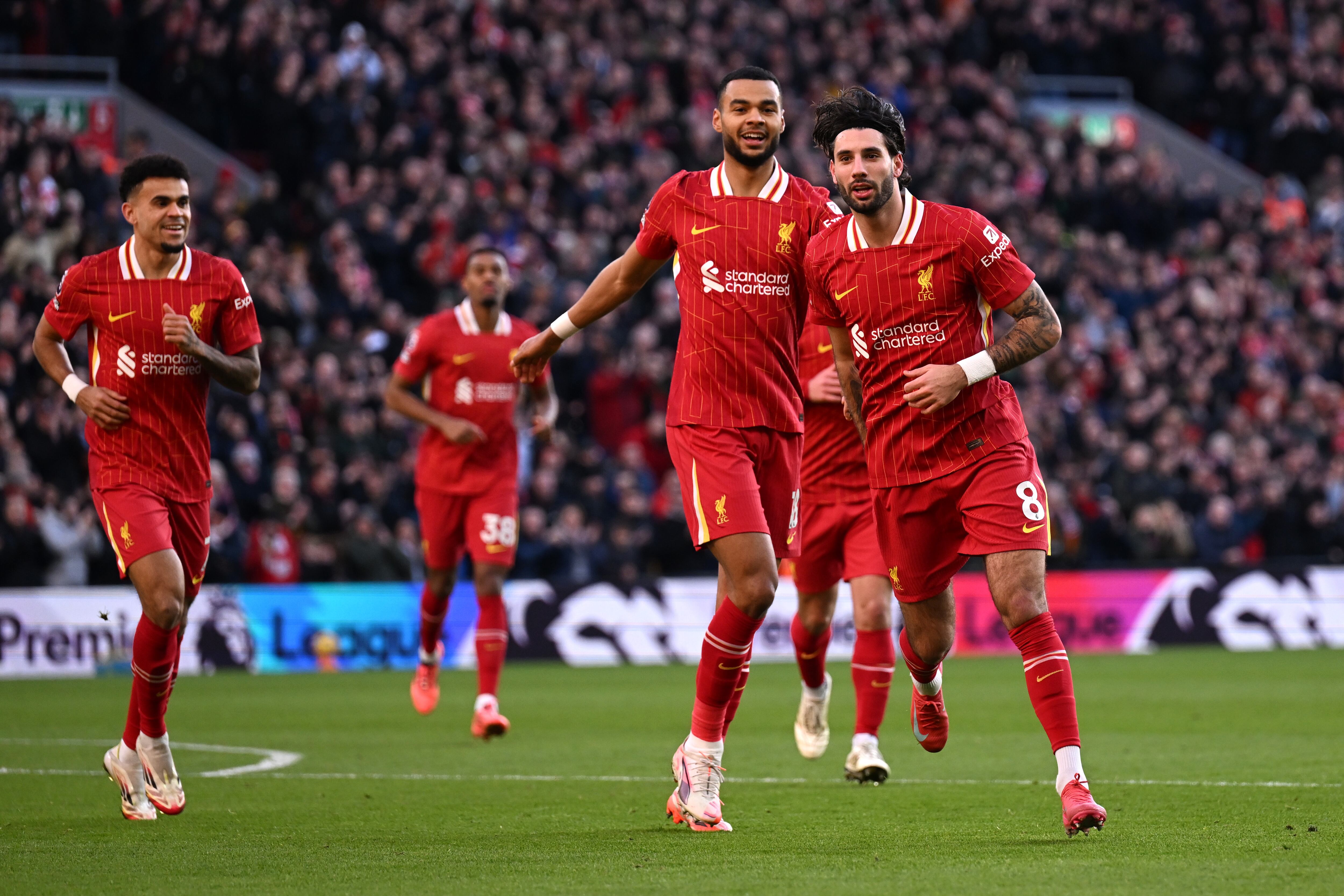 Dominik Szoboszlai celebra el primer gol de su equipo con sus compañeros Luis Díaz y Cody Gakpo del Liverpool durante el partido de la Premier League entre el Liverpool FC y el Ipswich Town FC en Anfield el 25 de enero de 2025 en Liverpool, Inglaterra.
