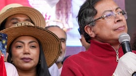 La congresista Martha Peralta y el presidente, Gustavo Petro, cuando promovieron la consulta popular, el primero de mayo de 2025 en la Plaza de Bolívar, en Bogotá