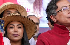La congresista Martha Peralta y el presidente, Gustavo Petro, cuando promovieron la consulta popular, el primero de mayo de 2025 en la Plaza de Bolívar, en Bogotá