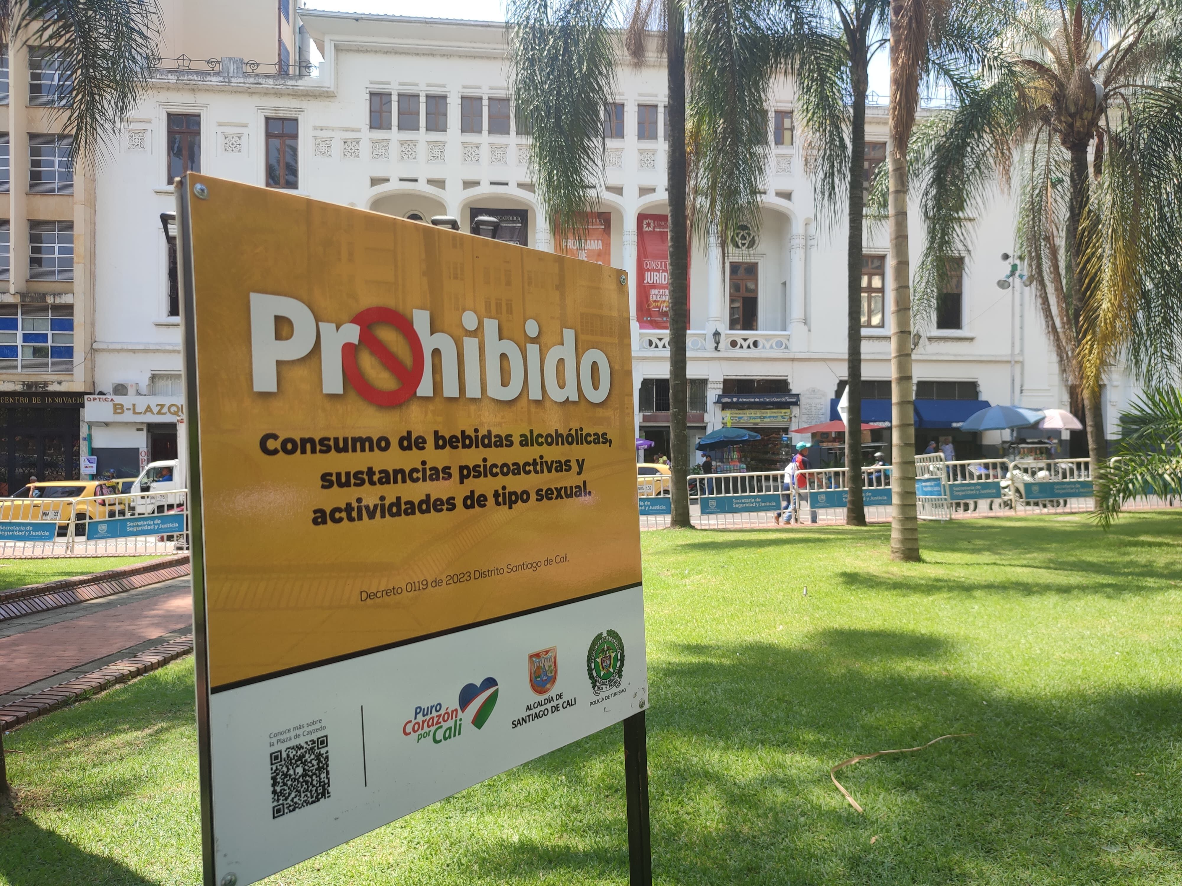 Decálogo del comportamiento en la Plaza de Caycedo según decreto 119 de 2023 del Distrito de Santiago de Cali. Algunas de las normas son: prohibido el consumo de drogas, no pisar las zonas verdes, no hacer necesidades fisiológicas o tener actividades de tipo sexual