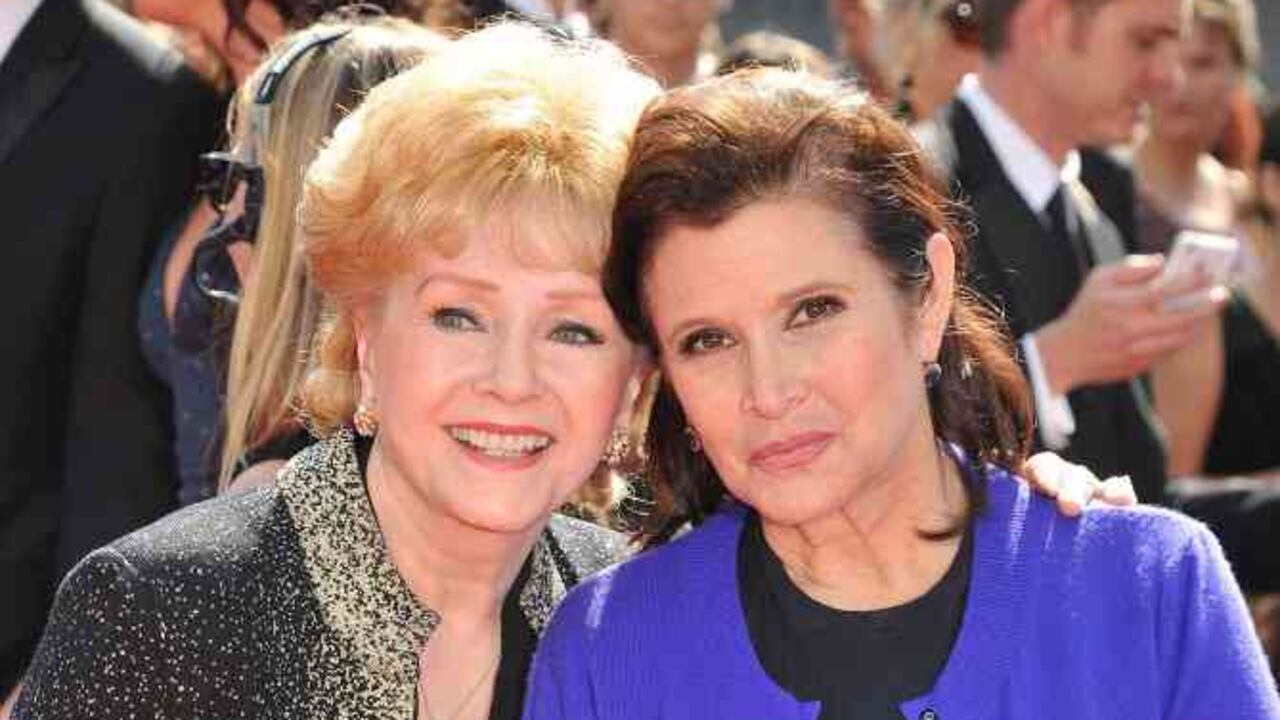 Debbie Reinolds muere un día después de que su hija Carrie Fisher falleciera