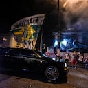 Un coche fúnebre que lleva el ataúd de la leyenda del fútbol brasileño Pelé llega al estadio Vila Belmiro mientras los fanáticos lloran su muerte en Santos el 2 de enero de 2023