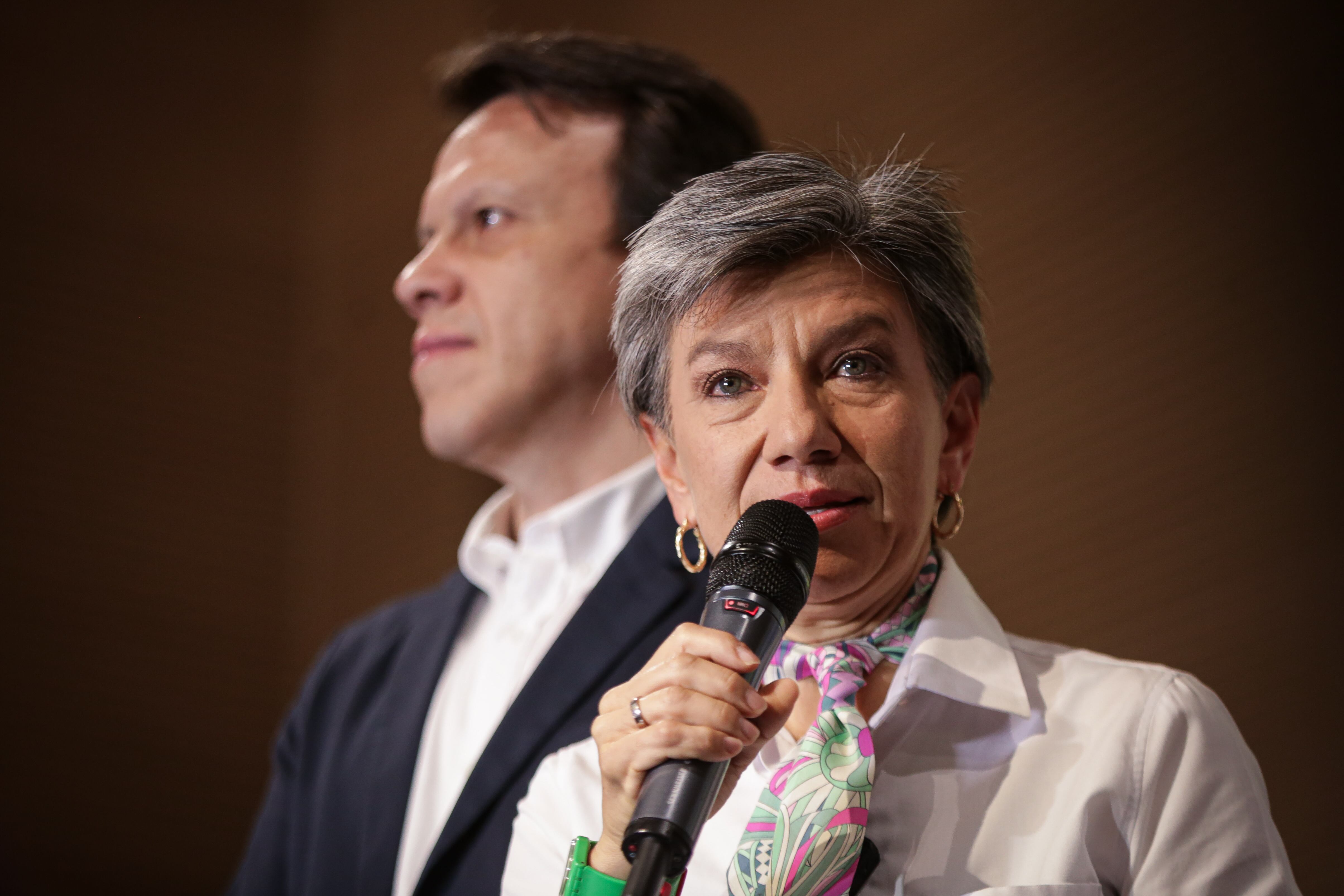 Claudia López inscribió oficialmente su candidatura a la Presidencia de Colombia ante la Registraduría Nacional del Estado Civil, junto a su fórmula vicepresidencial, Leonardo Huerta.