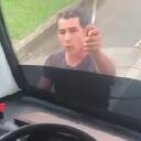 Un taxista vandalizó un bus de servicio especial en la calle 48 con carrera 99, al sur de Cali.