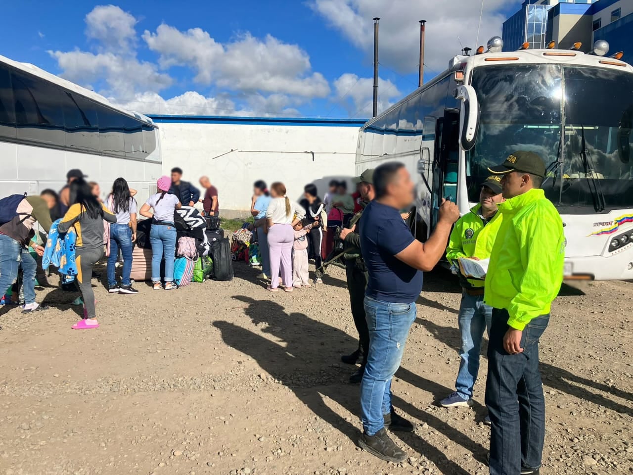 Procedimiento de la Policía en una operación contra el tráfico de migrantes.