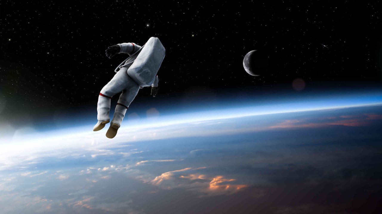 "No me parece honesto huir una vez hemos empezado a destrozar nuestro propio planeta", dice el escritor español.