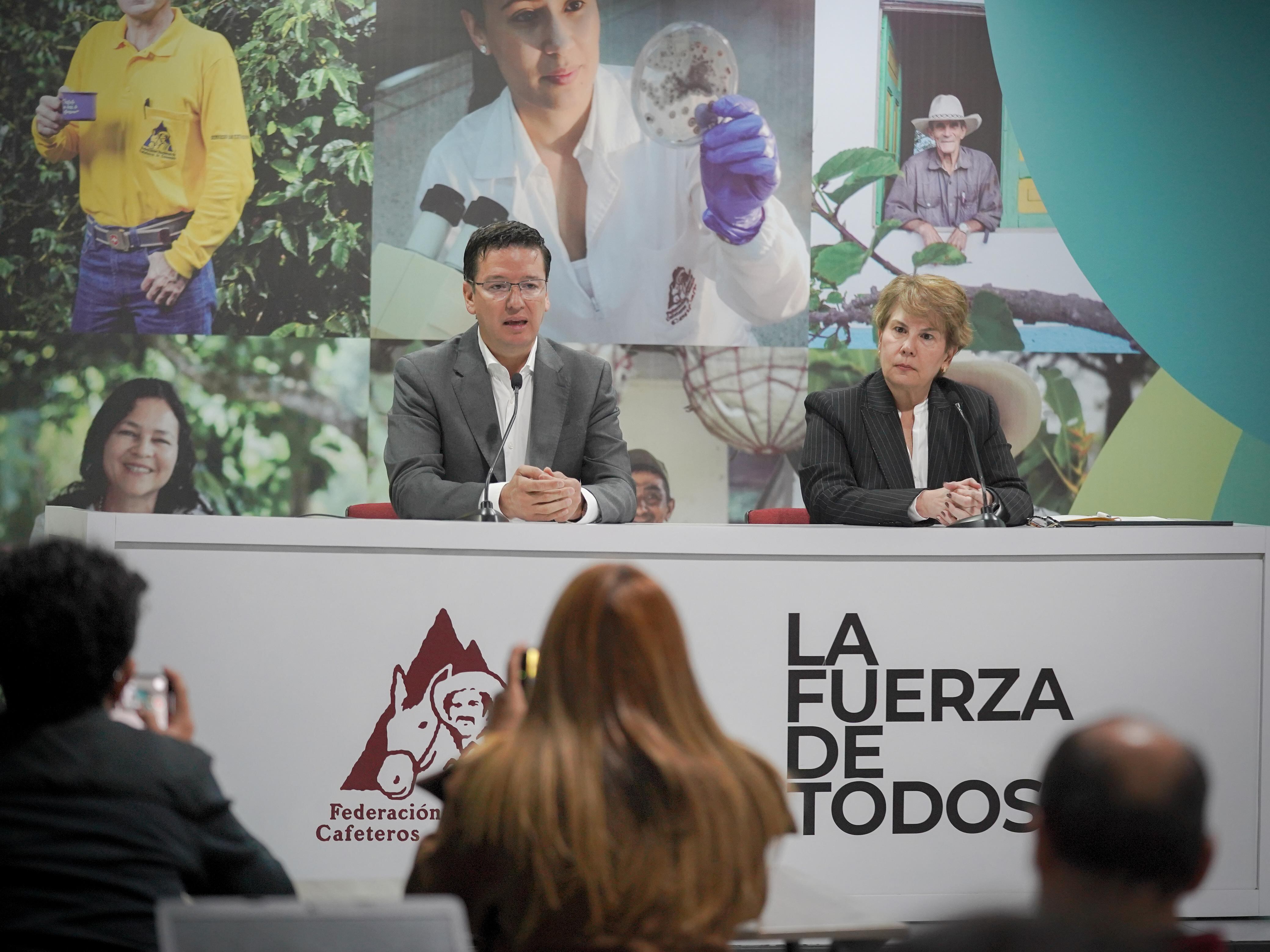 Germán Bahamón y Vanusia Nogueira presentes en la rueda de prensa en la Federación Nacional de Cafeteros.