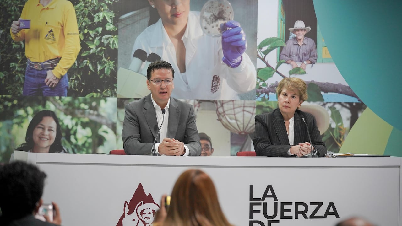 Germán Bahamón y Vanusia Nogueira presentes en la rueda de prensa en la Federación Nacional de Cafeteros.
