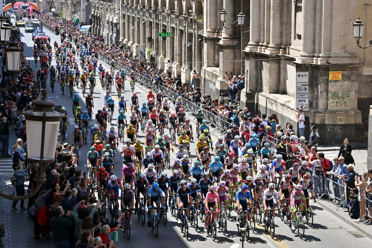 El pelotón en el Giro de Italia 2022 - Foto: AP
