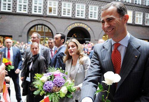 Los príncipes de Asturias, Felipe y Letizia, saludan a la gente a su salida del Instituto Cervantes de Hamburgo, que se ha inaugurado oficialmente. Los príncipes de Asturias inauguraron oficialmente en Hamburgo el quinto Instituto Cervantes de Alemania, un país en el que crece "sin cesar" la demanda de aprendizaje de la lengua española, tal y como aseguró don Felipe, quien resaltó la intensidad de las relaciones entre los dos países. 