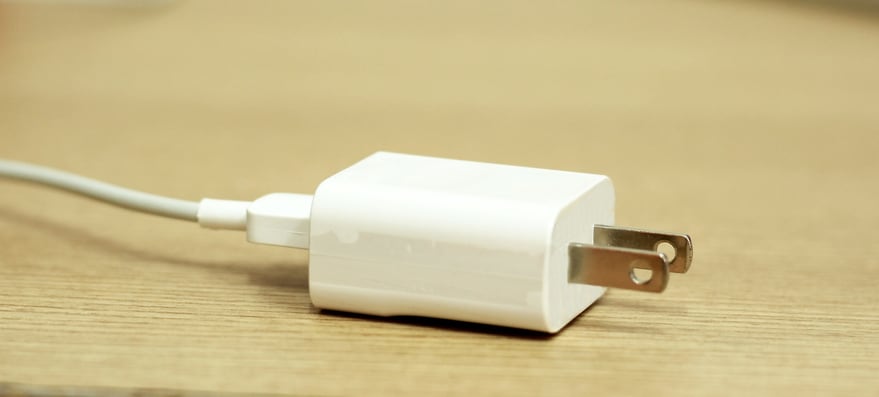 Descubra cómo el simple gesto de desconectar el cargador se alinea con los principios de la economía circular, al reducir el desperdicio de energía y fomentar la reutilización de dispositivos electrónicos durante un período más prolongado.