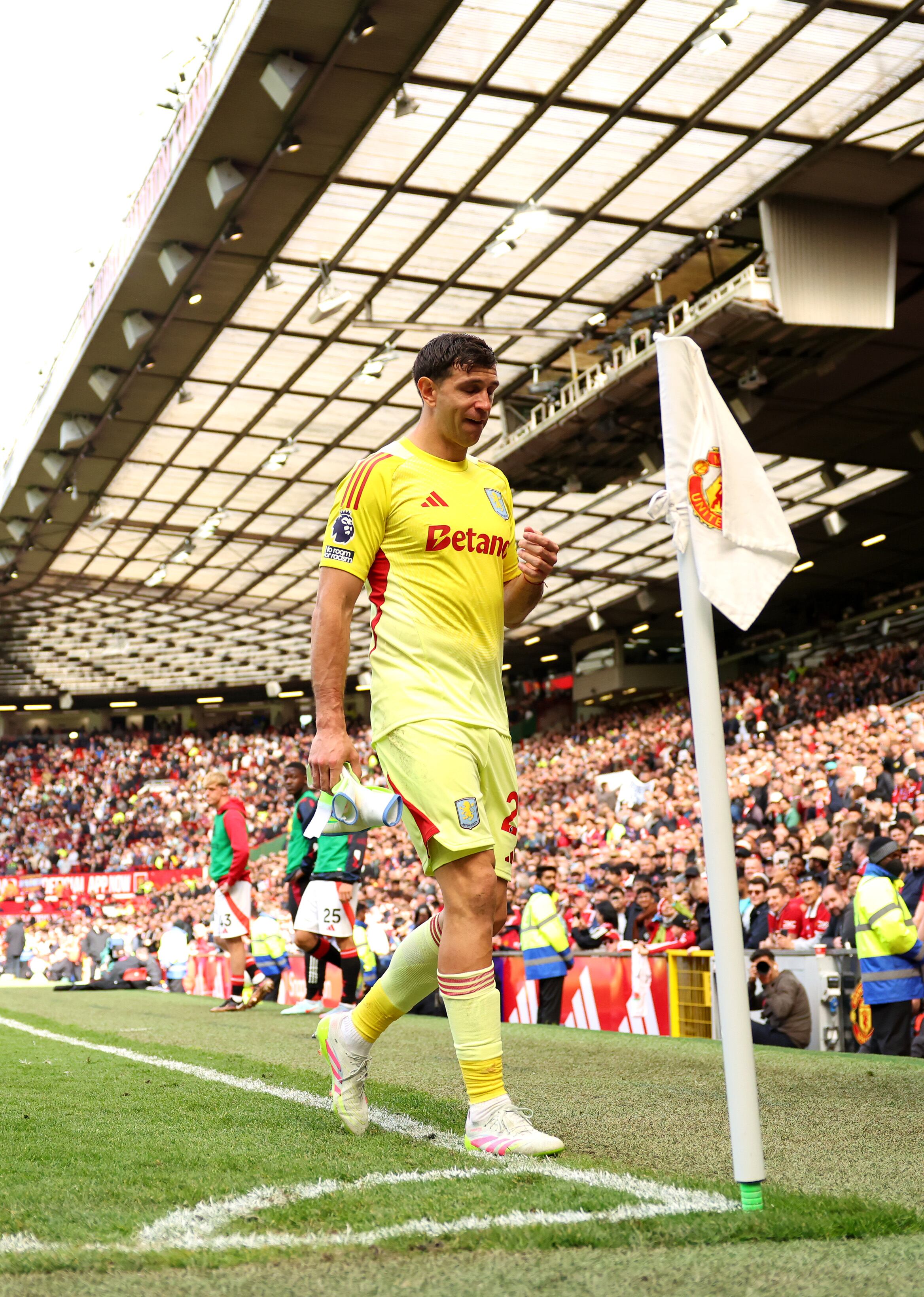 MANCHESTER, ENGLAND - MAY 25: Emiliano Martinez of Aston Villa leaves the pitch after being shown a red card for a foul on Rasmus Hojlund of Manchester United (not pictured) during the Premier League match between Manchester United FC and Aston Villa FC at Old Trafford on May 25, 2025 in Manchester, England. (Photo by Marc Atkins - AVFC/Aston Villa FC via Getty Images)
