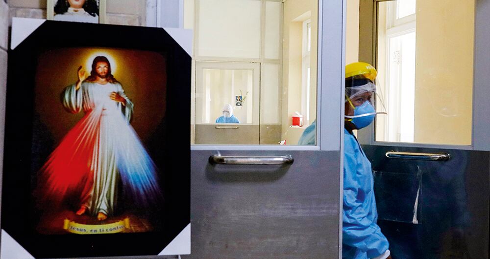 En Latinoamérica muchas UCI se aferran a figuras religiosas. Más aún con el fantasma de la variante Delta asomándose cada vez más cerca. - Foto: Guadalupe Pardo / AFP