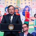 El presidente colombiano Gustavo Petro pronuncia un discurso durante una ceremonia para iniciar un alto el fuego de seis meses como parte de un proceso para iniciar una paz permanente entre el ELN y el gobierno en Bogotá, Colombia, el 3 de agosto de 2023. (Foto de Sebastián Barros /NurPhoto vía Getty Images)