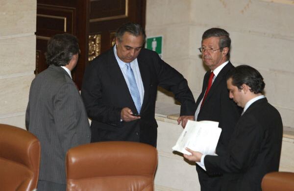 Los ministros Federico Renjifo y Juan Carlos Esguerra. Los representantes Simón Gaviria y Germán Varón. Los encargados de aplicar los óleos en la Cámara. 