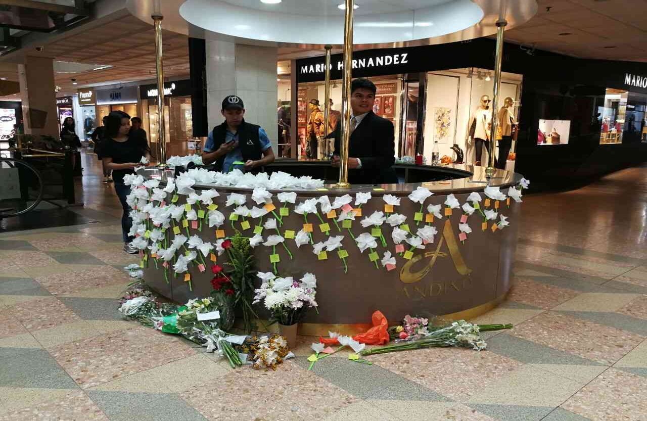 "Podemos vencer, somos más las personas buenas en Colombia", fue uno de los mensajes que quedó entre las flores. Fotografía: Alfonso Hernández/ SEMANA