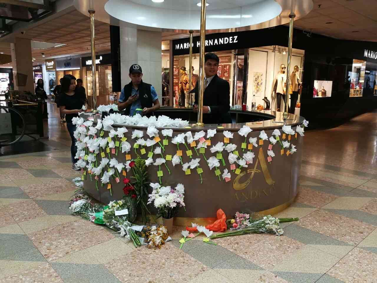 "Podemos vencer, somos más las personas buenas en Colombia", fue uno de los mensajes que quedó entre las flores. Fotografía: Alfonso Hernández/ SEMANA