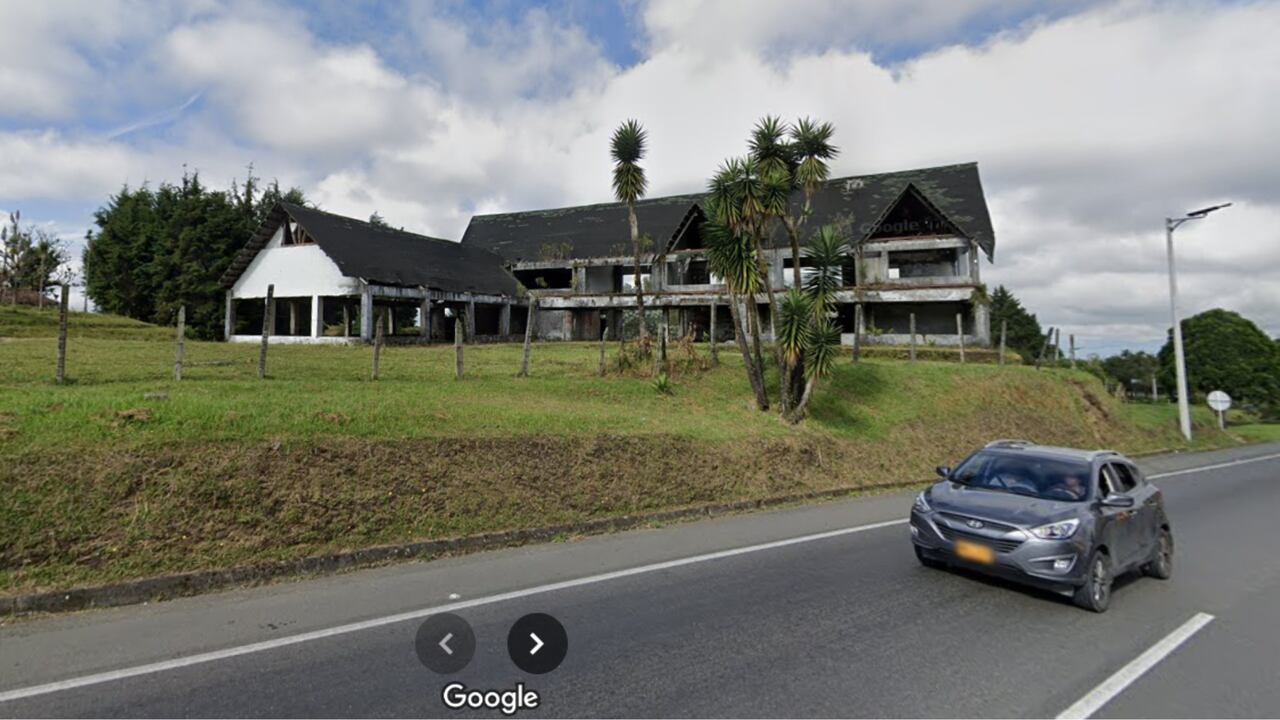 La propiedad está completamente abandonada y en ruinas.