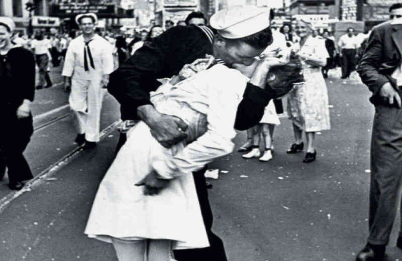 Día de la victoria en Times Square por Alfred Eisenstaedt (1945, Estados Unidos)