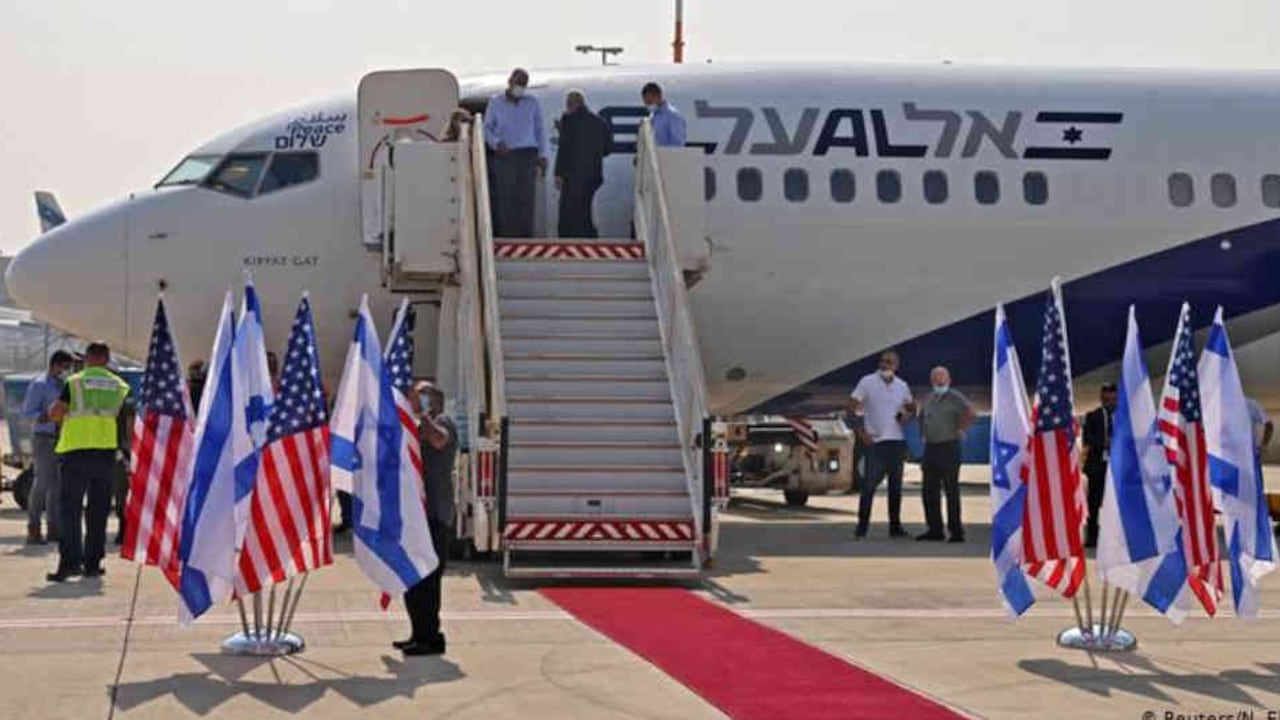 El primer vuelo comercial entre Israel y Emiratos Árabes Unidos (EAU) partió este lunes de Tel Aviv.