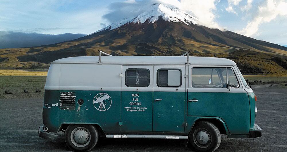 Vera y, de fondo, el volcán Cotopaxi (Ecuador), donde pasaron una memorable Navidad a solas