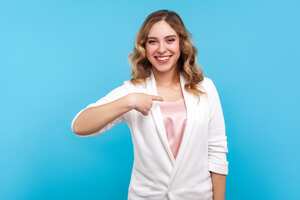 Eliminar las manchas de su ropa blanca será más fácil si actúa tan pronto como la vea en su prenda.