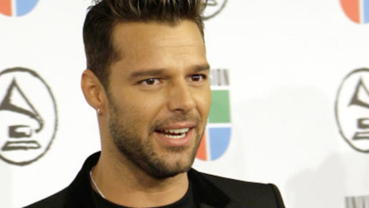 Hay quienes afirman que Ricky Martin aceptó que es gay como una estrategia para que su autobigrafía sea un éxito en ventas.