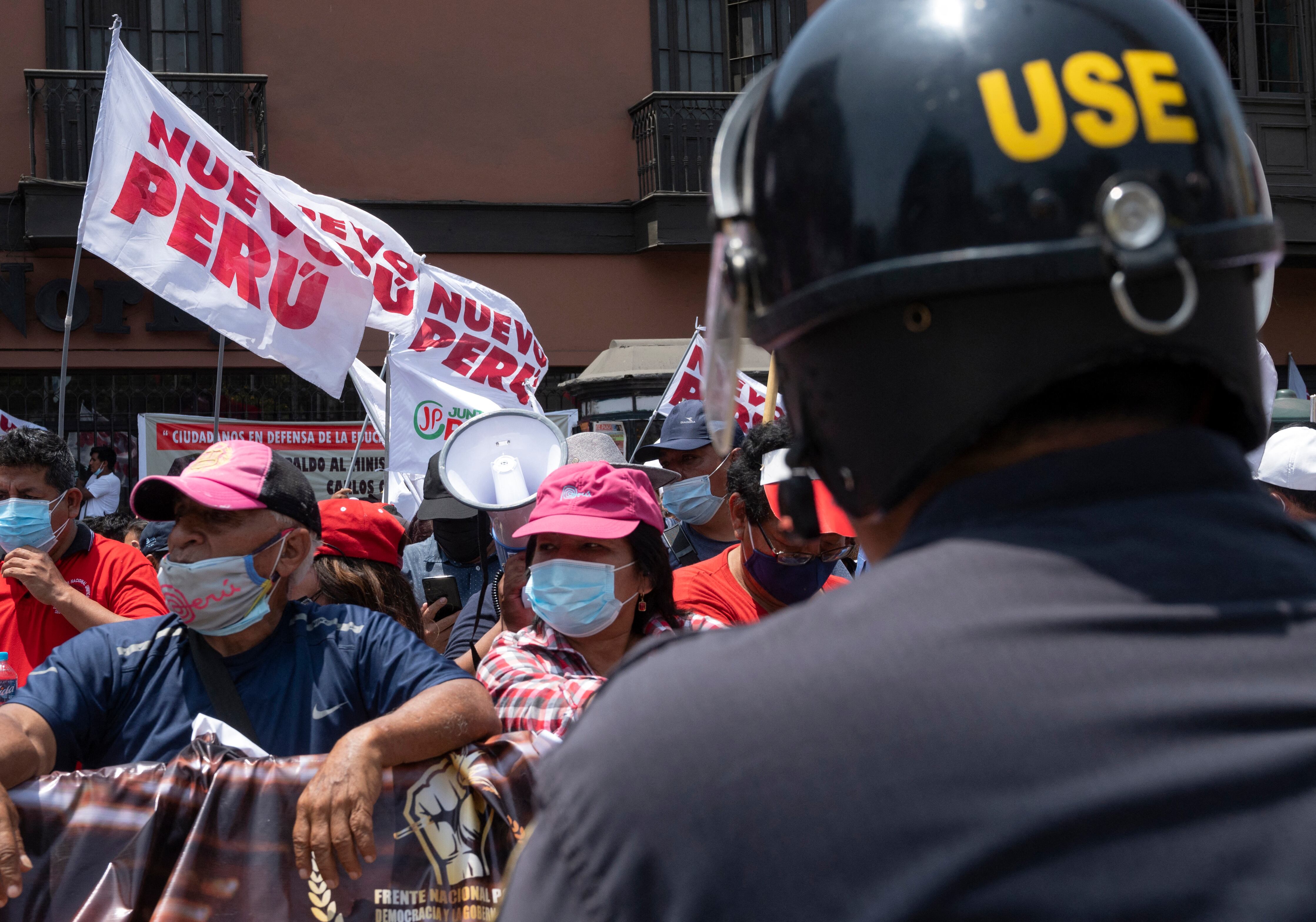 La gente se manifiesta en apoyo del presidente peruano Pedro Castillo frente al Congreso en Lima, mientras el parlamento de mayoría opositora de Perú vota si se lleva a cabo o no un juicio político para el líder izquierdista, el 7 de diciembre de 2021. - El intento de destituir a Castillo por " la incapacidad moral "fue traída por tres partidos de derecha, entre ellos el de su rival Keiko Fujimori, a quien derrotó en las elecciones de junio. La acusación de "incapacidad moral" es la misma dirigida a dos presidentes anteriores: Pedro Pablo Kuczynski, quien renunció en marzo de 2018 antes de su probable juicio político, y su sucesor Martín Vizcarra, votado por el Congreso en noviembre de 2020 (Foto de Cris BOURONCLE / AFP)