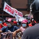 La gente se manifiesta en apoyo del presidente peruano Pedro Castillo frente al Congreso en Lima, mientras el parlamento de mayoría opositora de Perú vota si se lleva a cabo o no un juicio político para el líder izquierdista, el 7 de diciembre de 2021. - El intento de destituir a Castillo por " la incapacidad moral "fue traída por tres partidos de derecha, entre ellos el de su rival Keiko Fujimori, a quien derrotó en las elecciones de junio. La acusación de "incapacidad moral" es la misma dirigida a dos presidentes anteriores: Pedro Pablo Kuczynski, quien renunció en marzo de 2018 antes de su probable juicio político, y su sucesor Martín Vizcarra, votado por el Congreso en noviembre de 2020 (Foto de Cris BOURONCLE / AFP)