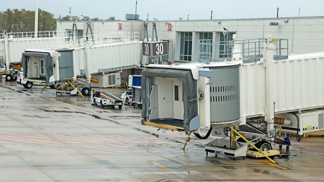 Ante la inminente llegada a Florida, varios aeropuertos anunciaron que se suspenderán las operaciones comerciales esta tarde de miércoles.