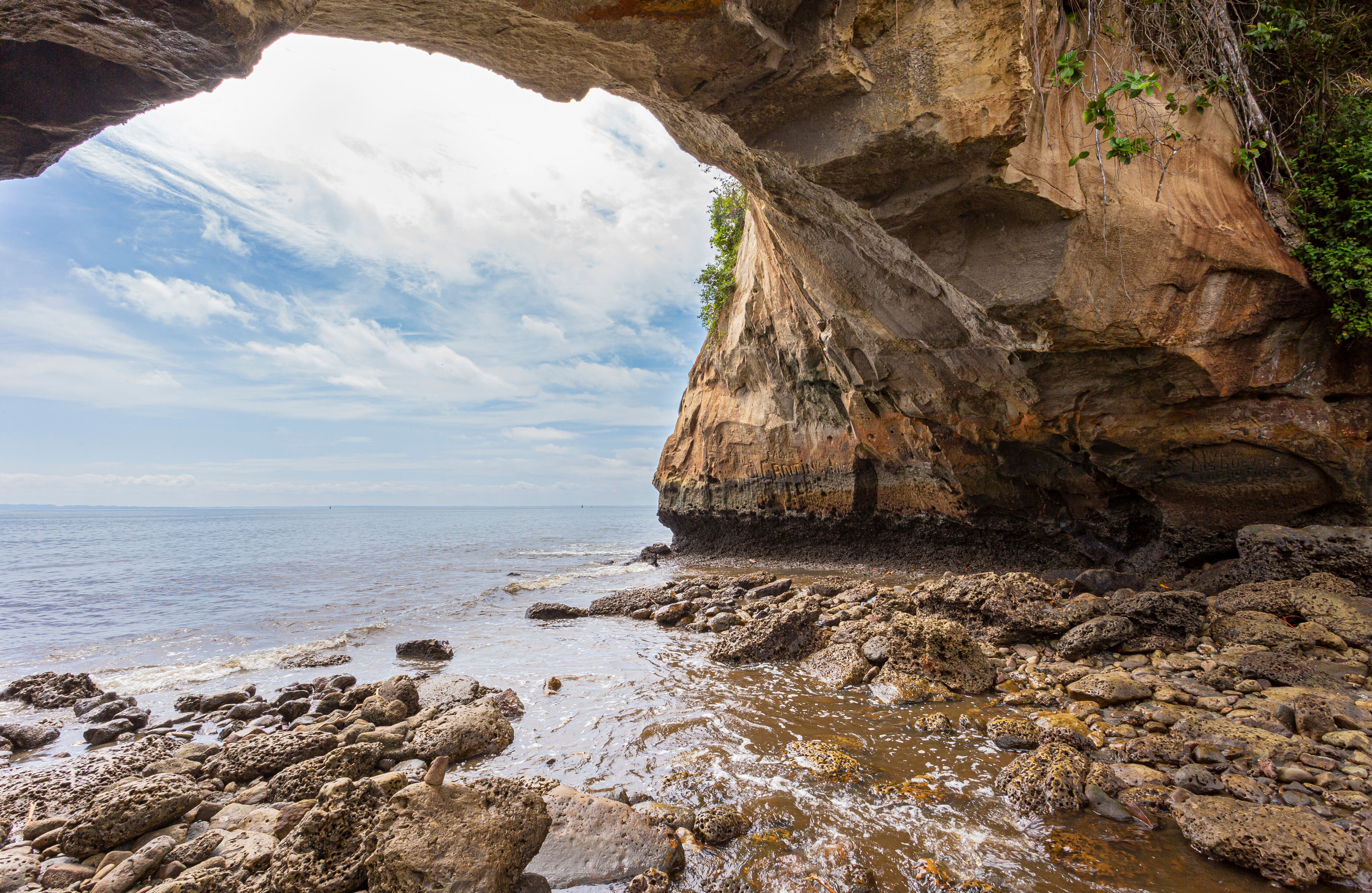 Cuando la marea está baja es posible caminar debajo del arco y apreciar cavernas con inscripciones prehispánicas de los primeros habitantes de esta zona. El lugar también fue prisión de criollos rebeldes. Actualmente tiene un faro que orienta a los barcos que entran y salen de la bahía y por su importancia histórica hace parte del escudo del municipio.