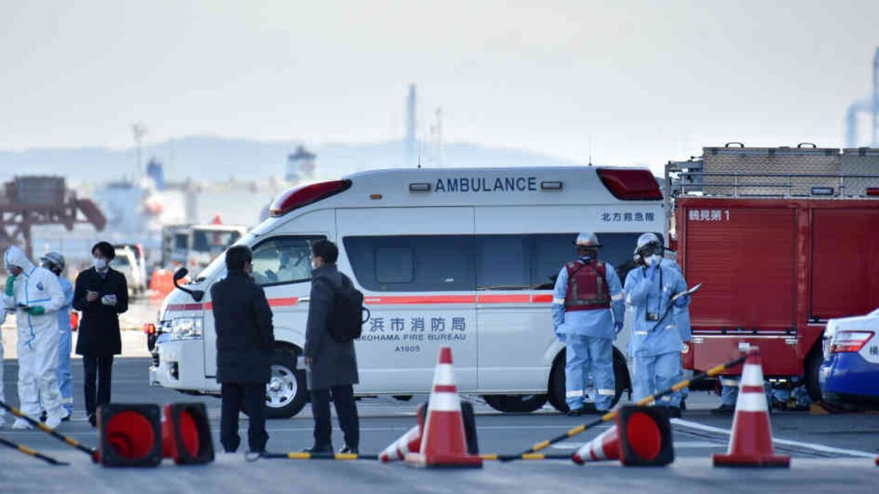 El crucero permanece en cuarentena en las costas de Japón, mientras el número de infectados aumenta dramáticamente.