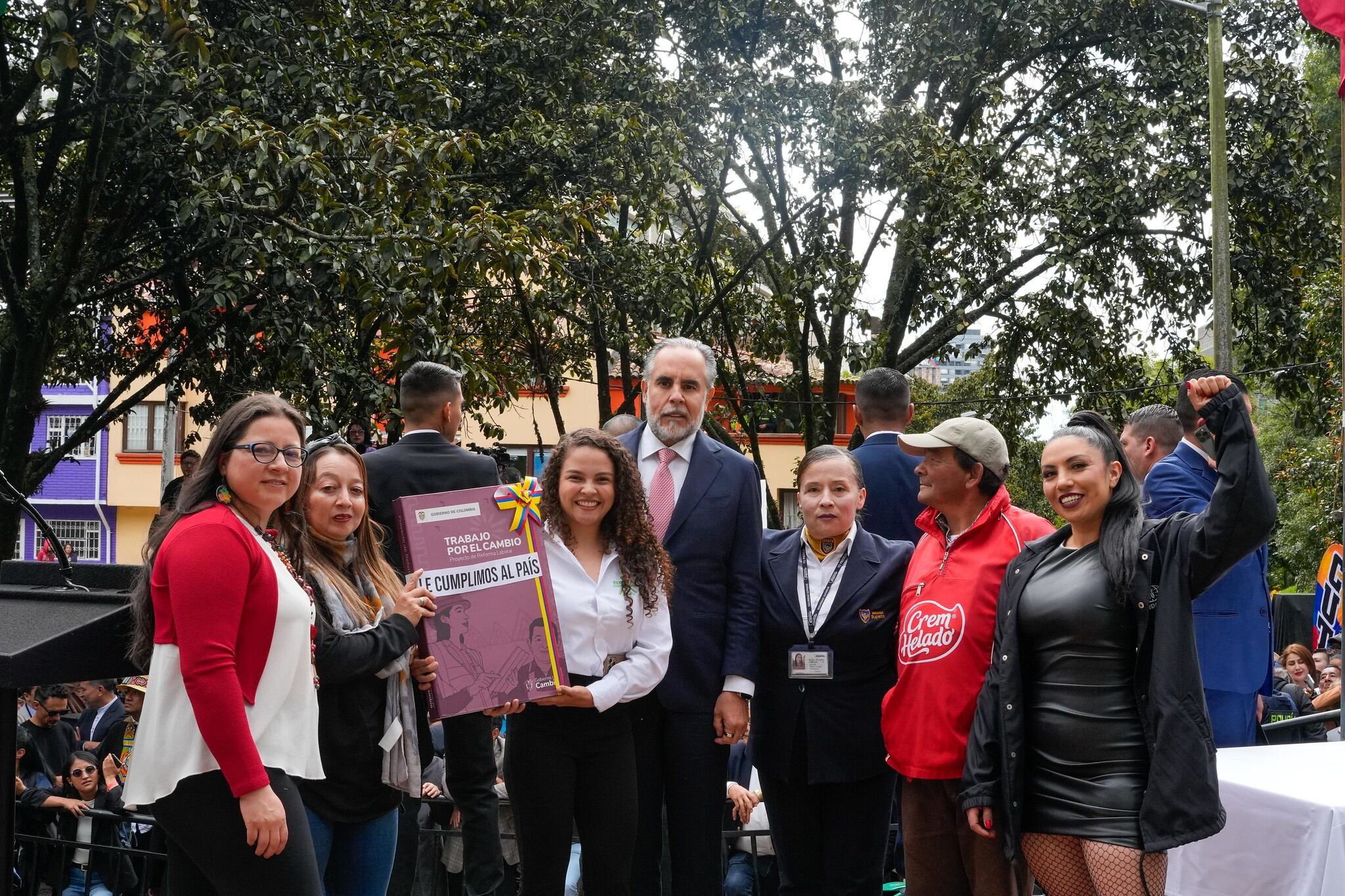 Don Bernardo, "el señor de Crem Helado", junto a Armando Benedetti, ministro del Interior, y otros acompañantes a la sanción presidencial de la reforma laboral, en Bogotá