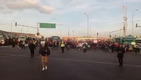 Las personas tuvieron que bajarse a caminar.