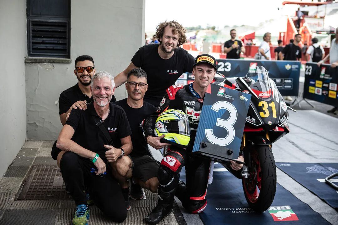 Momesso celebrando su tercer lugar en Mugello