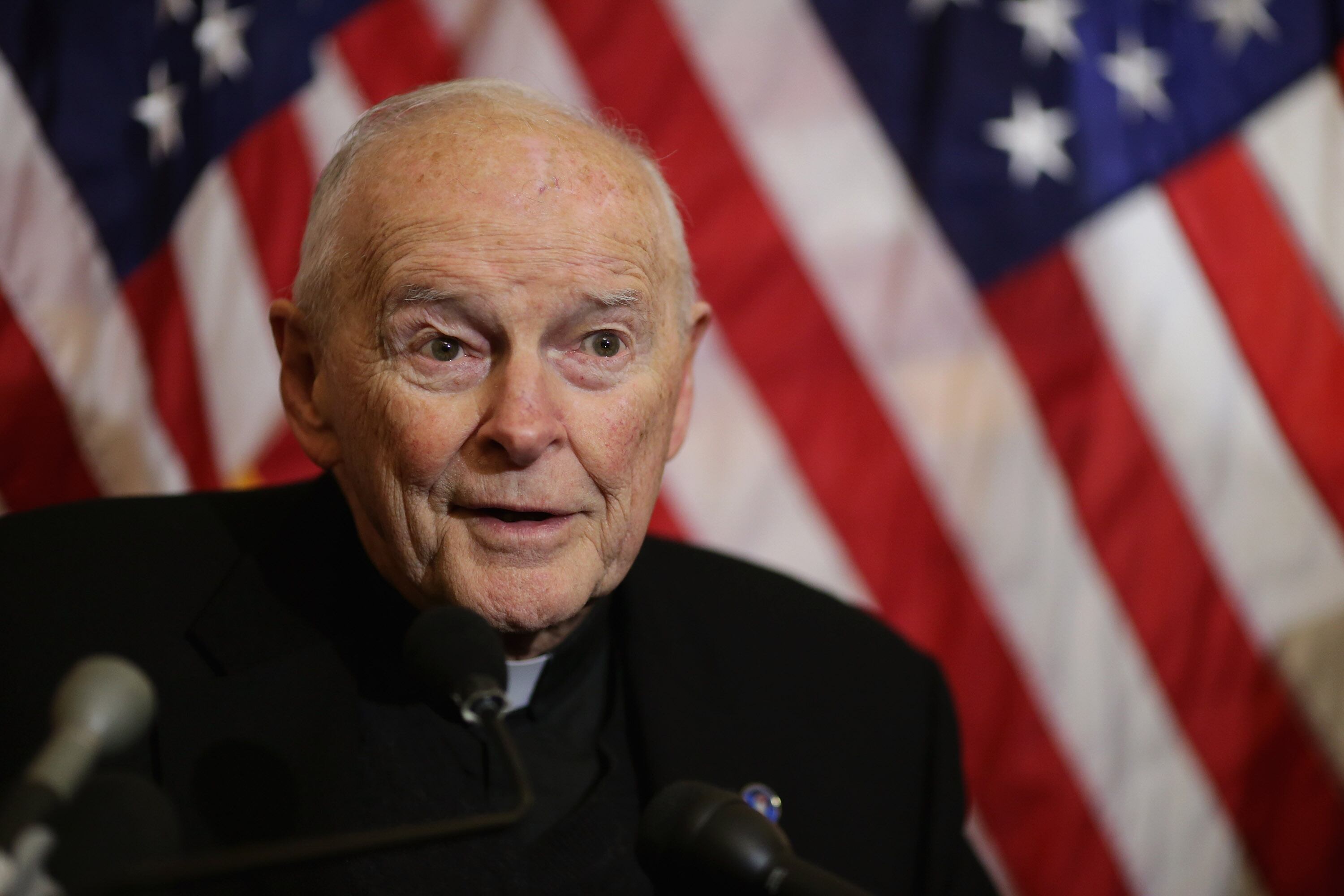 El cardenal Theodore McCarrick, arzobispo emérito de Washington, habla durante una conferencia de prensa con senadores y líderes religiosos nacionales para responder a los intentos de vilipendiar a los refugiados y pedir a los legisladores que participen en la formulación de políticas y no en "infundir miedo" en el Capitolio de los Estados Unidos