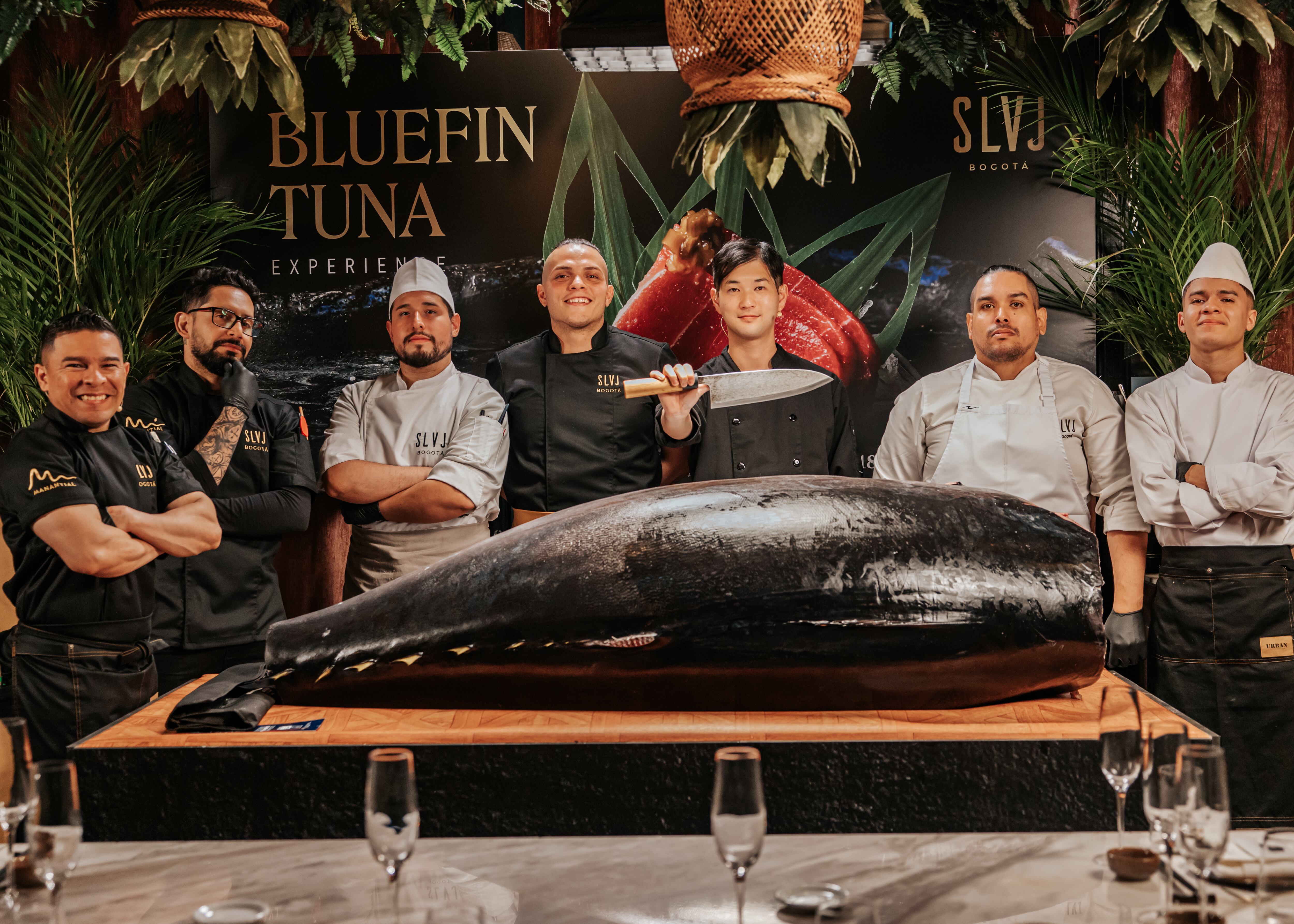 Fermín Azkue, chef ejecutivo y socio del Grupo Salvaje porcionando un atún de 392 kilos en medio de un roqueo en Bogotá.