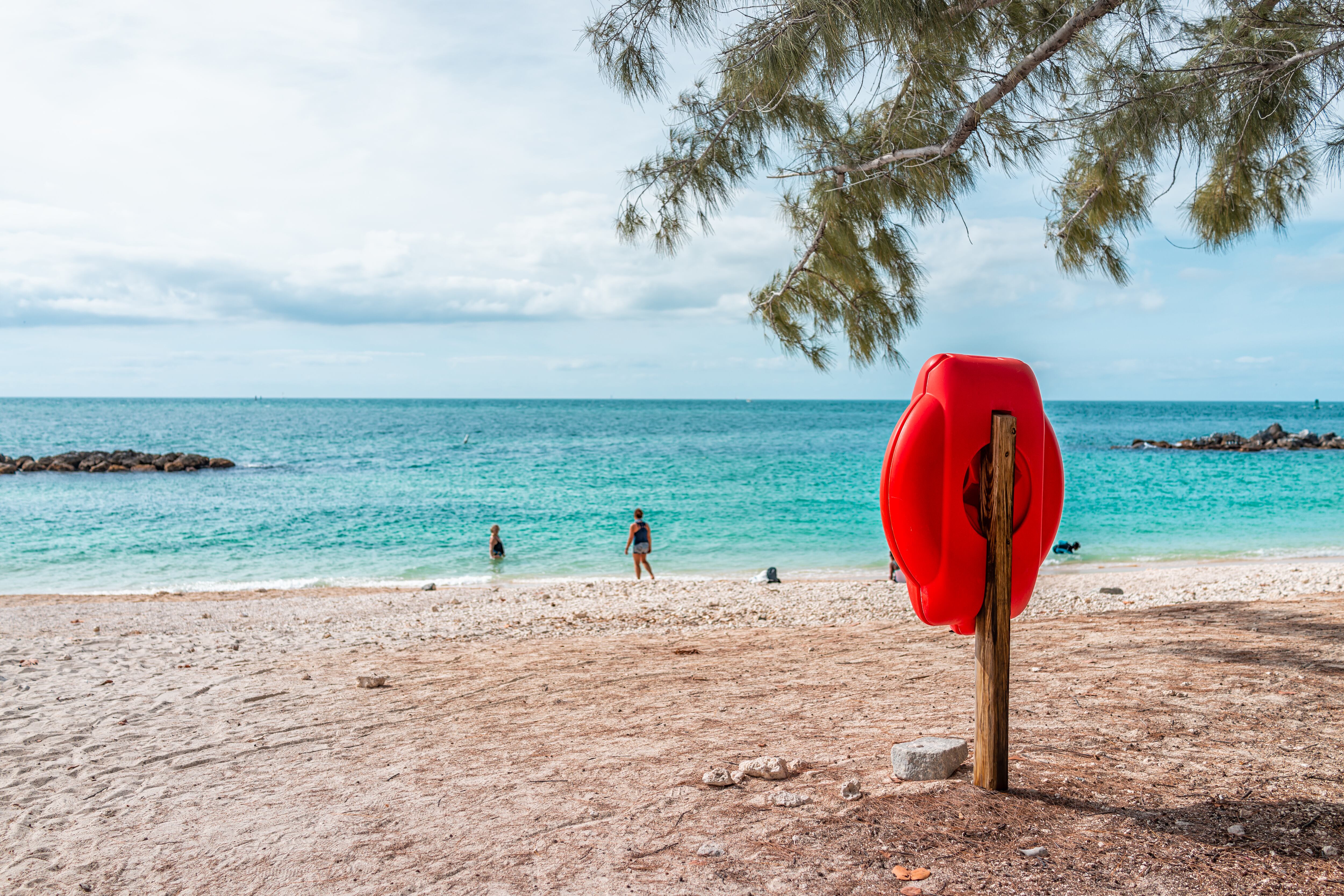 Esta playa se ubica junto a un fuerte histórico del siglo XIX, y mezcla el valor cultural con el placer de la costa.