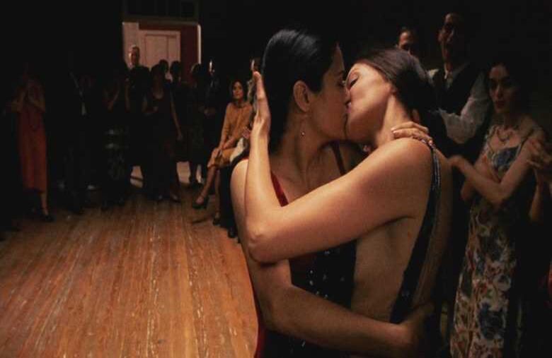 ‘Frida’ (2002) El gran enfoque de esta película es la vida, revolucionaria y orgullosa, de la artista mexicana Frida Kahlo. Retrata sus triunfos, dolores y amores, en especial la compleja relación entre ella (Salma Hayek) y su esposo, el muralista Diego Rivera (Alfred Molina). 