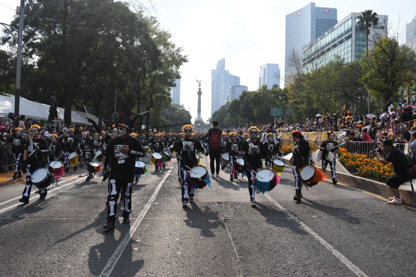 Miles de asistentes disfrutaron de un recorrido festivo que abarcó importantes puntos de la ciudad.