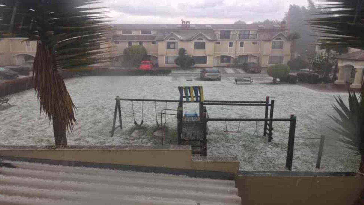 Tras la fuerte granizada en Chía, los partizales de los parques quedaron cubiertos de hielo. Foto: @jsotelo06
