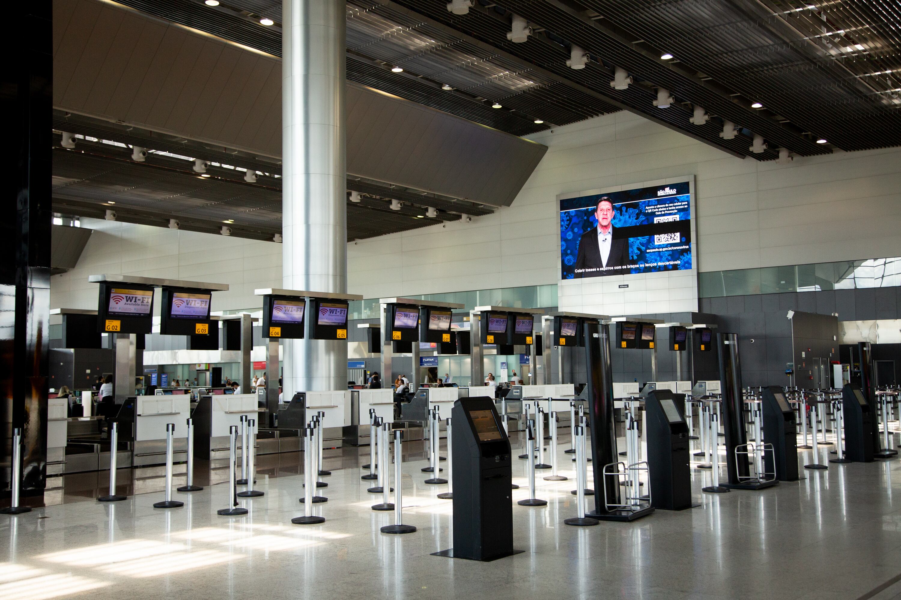 GUARULHOS, BRASIL - 15 DE MARZO: Los sectores del aeropuerto internacional de Guarulhos están vacíos después de alertar el coronavirus (COVID-19) el 15 de marzo de 2020 en Guarulhos, São Paulo, Brasil.